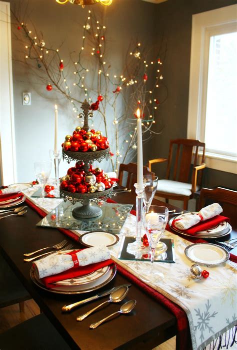 Video: ¿Cómo hacer una decoración de mesa inusual para Navidad?